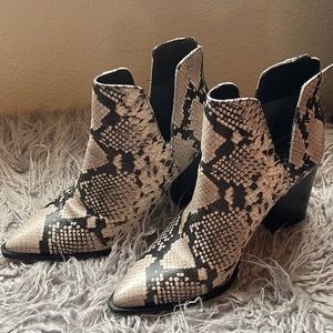 Crocodile western style boots Vince Camuto